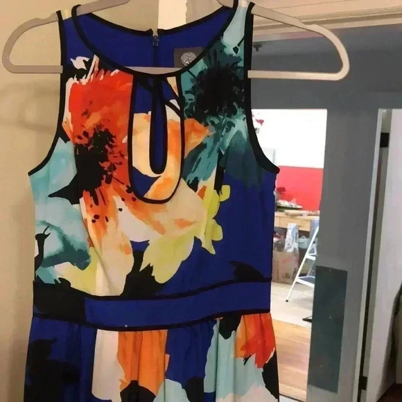 Vince Camuto floral sleeveless maxi dress with key hole top.  Size 2 - Picture 2 of 7